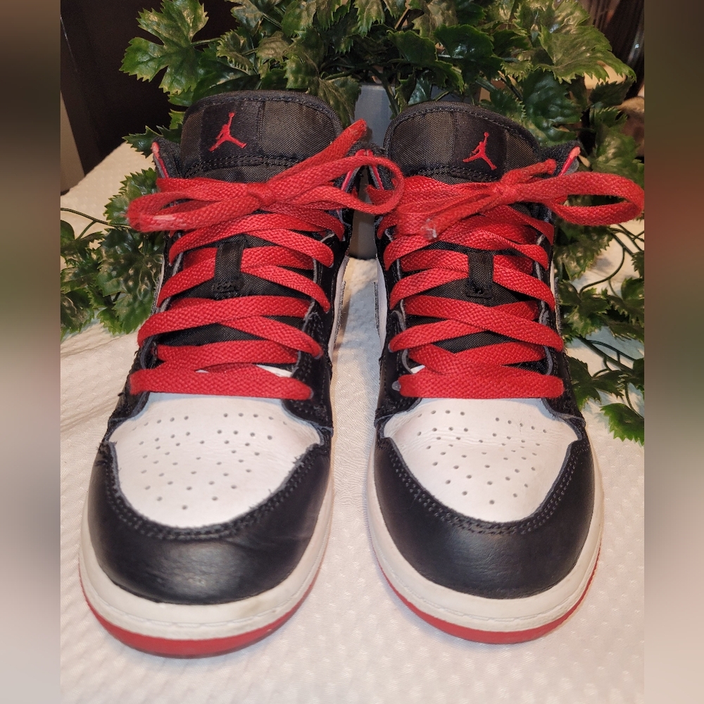 Nike Air jordan shoes for kids. - Picture 3 of 11